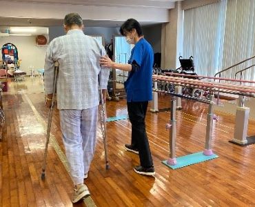 松葉杖での歩行訓練